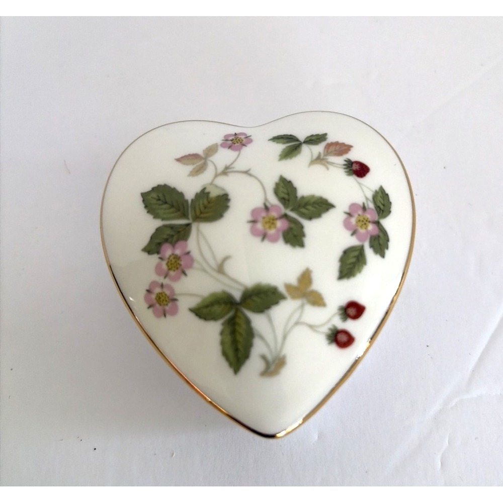 Wedegwood Wild Strawberry miniature heart Bone China trinket box 2 1/2" Dainty